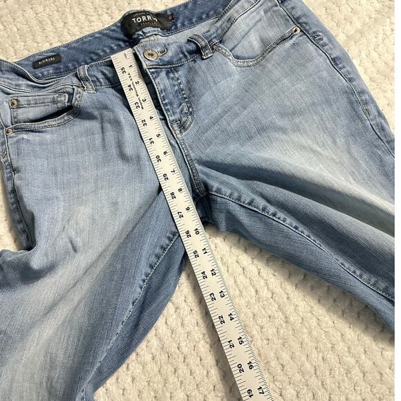 Torrid Boyfriend Jeans Women's 10 Blue Medium Wash Distressed Raw Hem - Picture 9 of 10